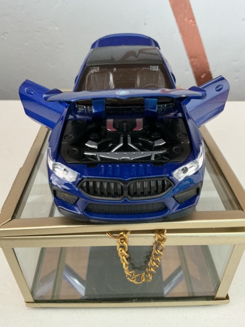BMW M8 1:32