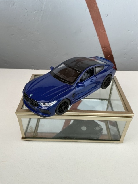 BMW M8 1:32