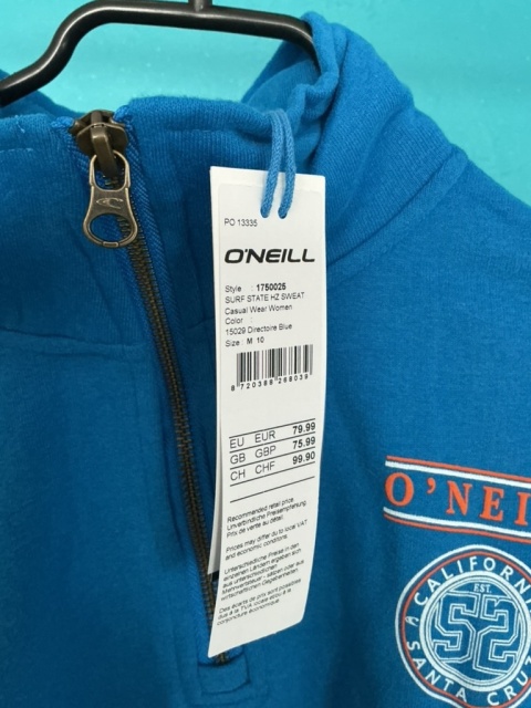 Niebieska bluza O'Neill, zbliżenie na metkę i materiał