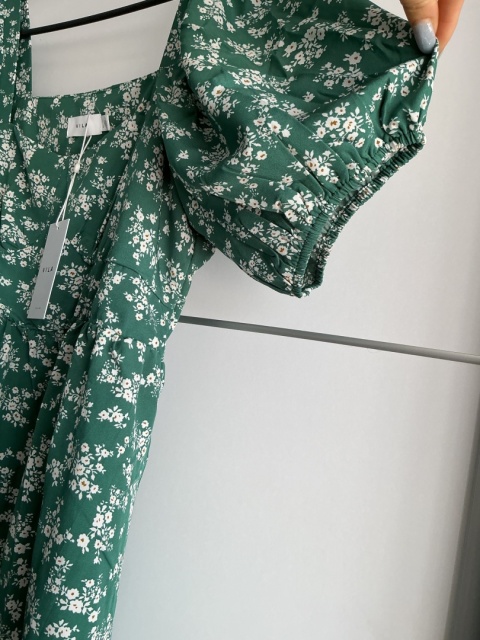 Zielona sukienka damska w kwiaty, detal rękawa