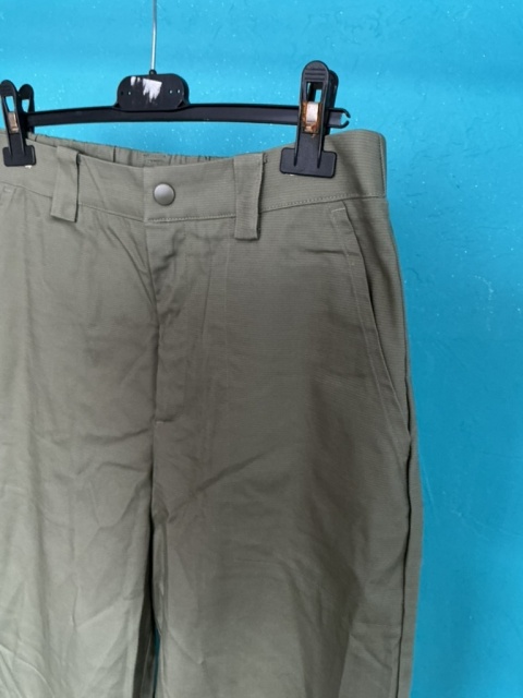 Spodnie damskie cargo khaki, zbliżenie na pas i kieszenie