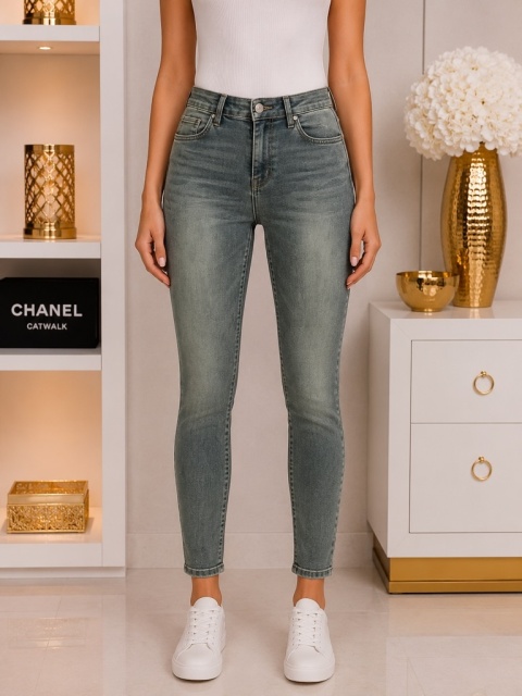 Damskie spodnie skinny w kolorze szaro-zielonym, rozmiar XS, na sylwetce
