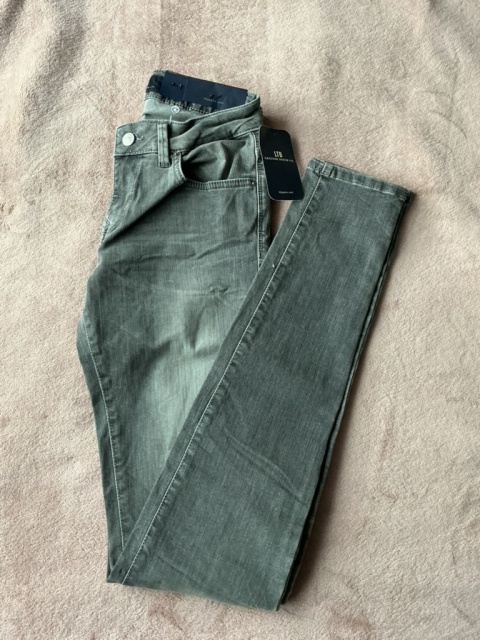Spodnie damskie skinny w szaro-zielonym kolorze, widok z przodu