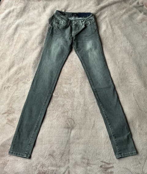 Damskie spodnie skinny XS, widok całych spodni