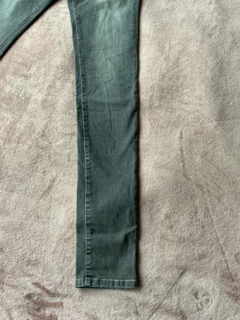 Zbliżenie na nogawkę i materiał damskich spodni skinny