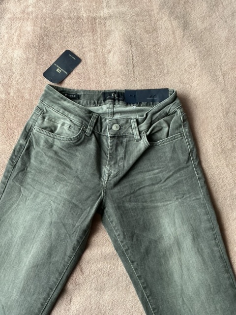 Zbliżenie na górę spodni skinny, kieszenie i zapięcie