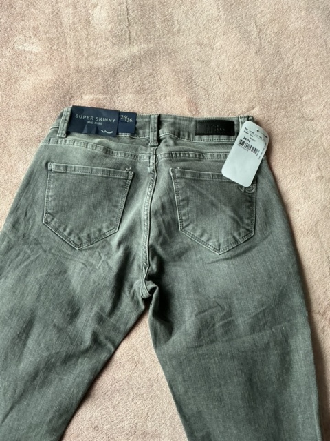 Damskie spodnie skinny XS, zbliżenie na pas i kieszenie