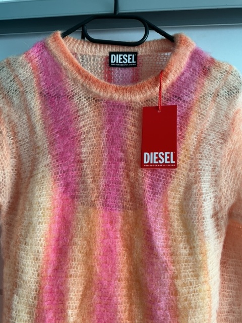Sukienka Diesel, zbliżenie na dekolt i logo marki