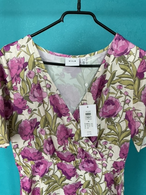 Kwiatowa sukienka damska Vila, zbliżenie na dekolt i metkę