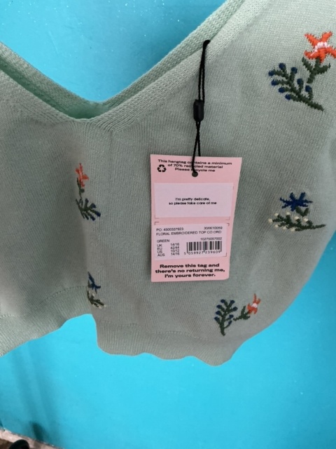 Top damski Missguided, zbliżenie na metkę i kwiatowy wzór