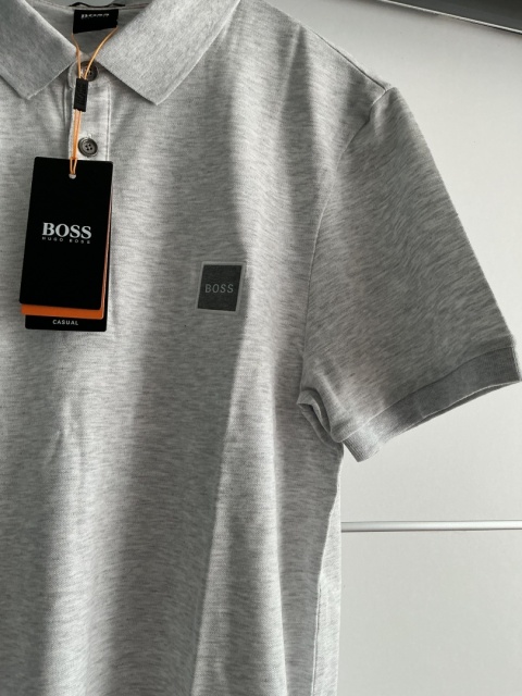 BOSS Hugo Boss szara koszulka polo - zbliżenie na materiał i logo