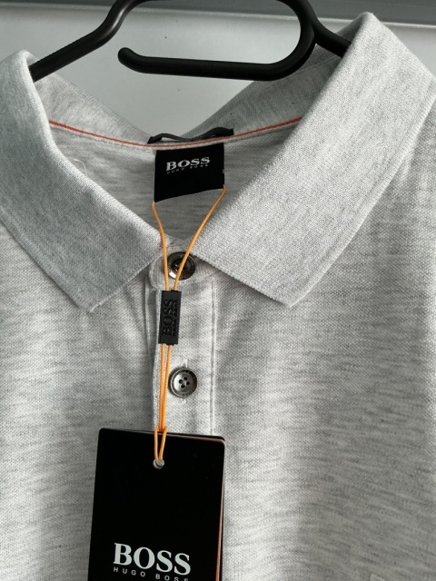 Szara koszulka polo BOSS Hugo Boss - zbliżenie na kołnierzyk i guziki