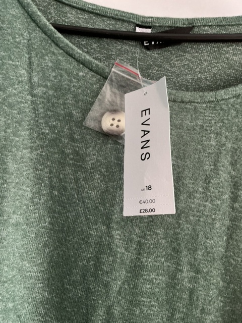 Metka marki Evans na zielonej bluzce damskiej