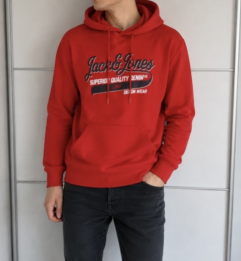Czerwona bluza Jack & Jones z kapturem rozmiar M na osobie