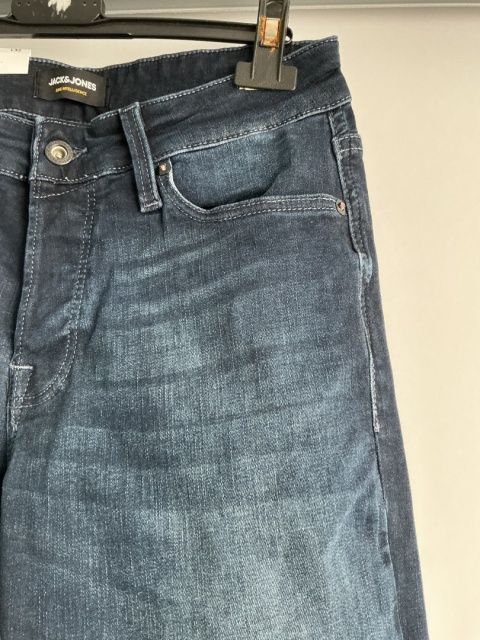 Niebieskie jeansy męskie Jack & Jones – zbliżenie na kieszeń i przeszycia