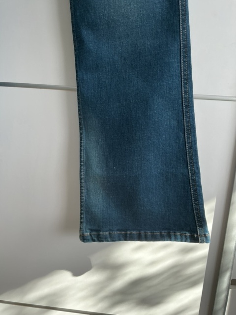 Zbliżenie na szeroką nogawkę niebieskich jeansów damskich
