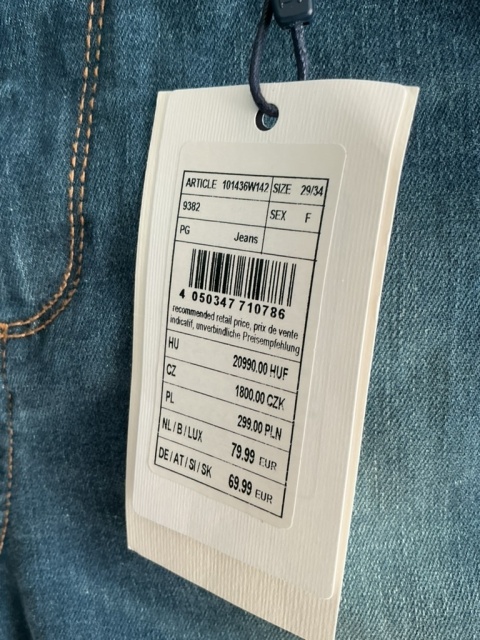 Zbliżenie na metkę i materiał niebieskich jeansów damskich
