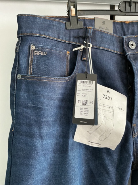 Jeansy męskie RAW - zbliżenie na metkę i materiał
