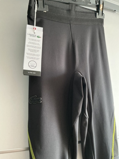 Legginsy Lacoste XS - detal materiału i szwów