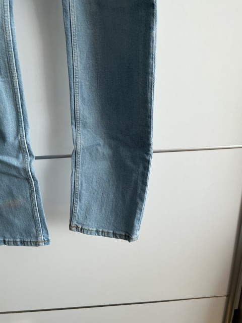Jasne jeansy męskie Mango Man, zbliżenie na nogawkę i strukturę materiału.