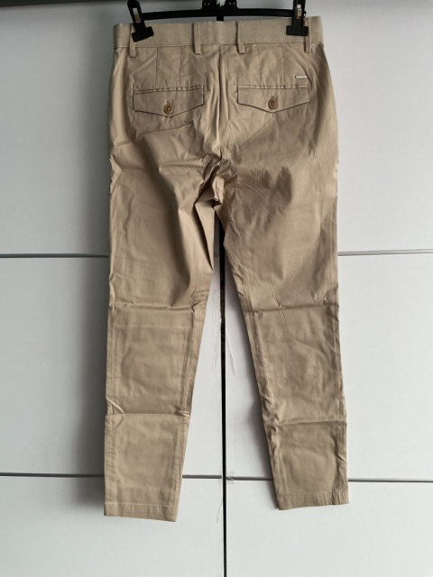 Beżowe spodnie męskie Mango Man tapered fit, widok całego modelu