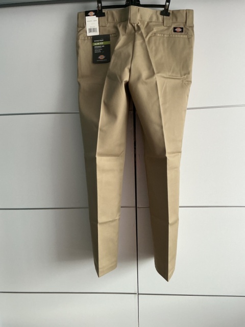 Beżowe spodnie męskie Dickies XL, widok na całą długość modelu
