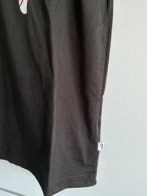 T-shirt męski Puma - zbliżenie na materiał i kolorowy nadruk