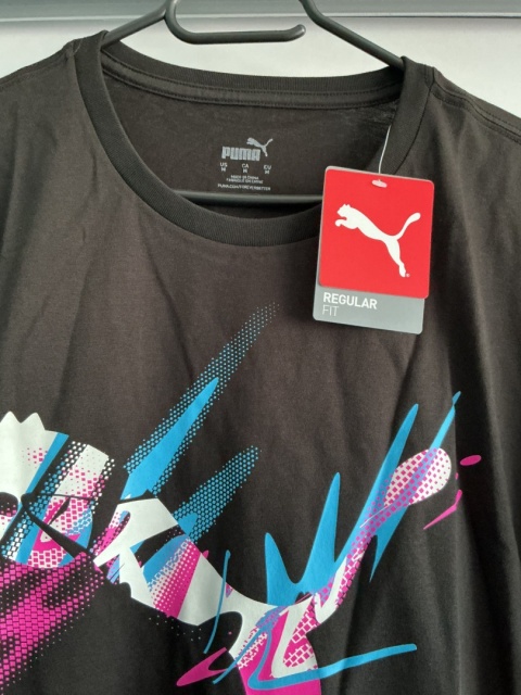 Czarny T-shirt męski Puma - zbliżenie na nadruk, metkę i dekolt